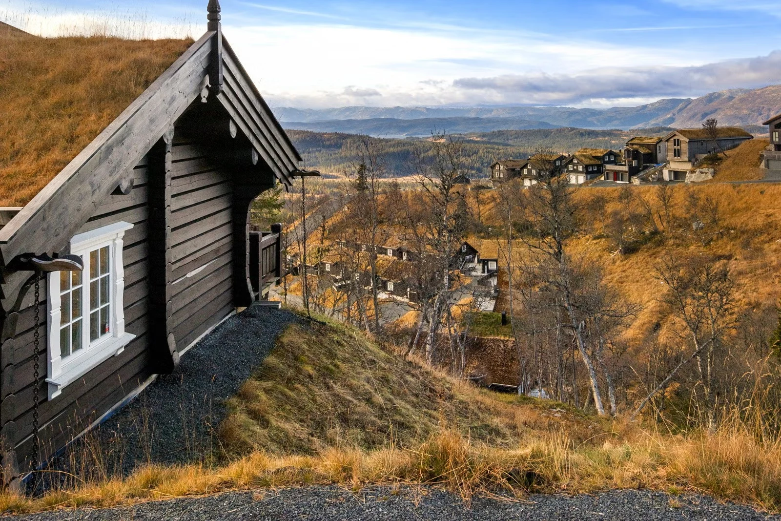 Open mountain view and private setting around Sprudlebu in Rauland