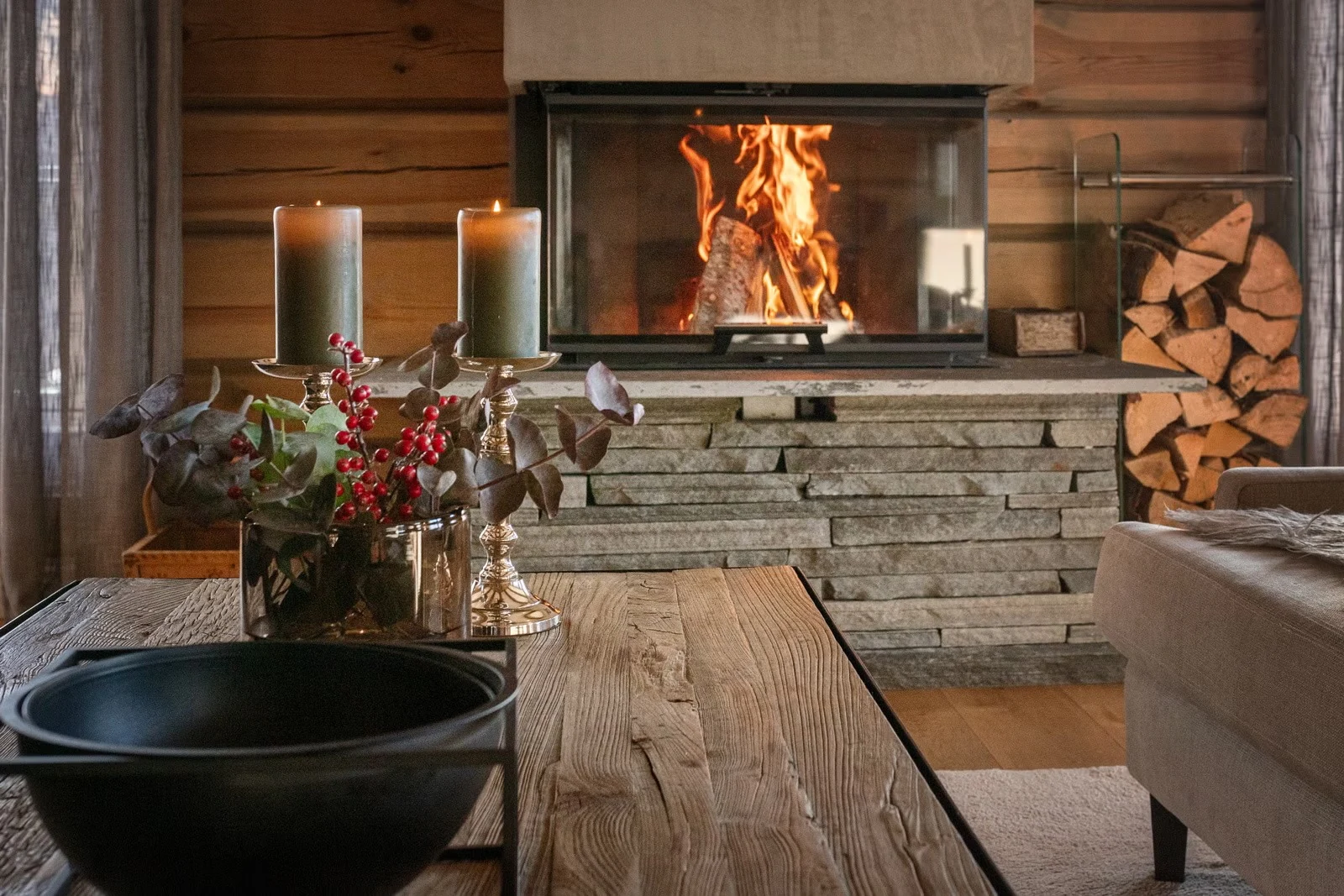 Fireplace at Sprudlebu after a winter day