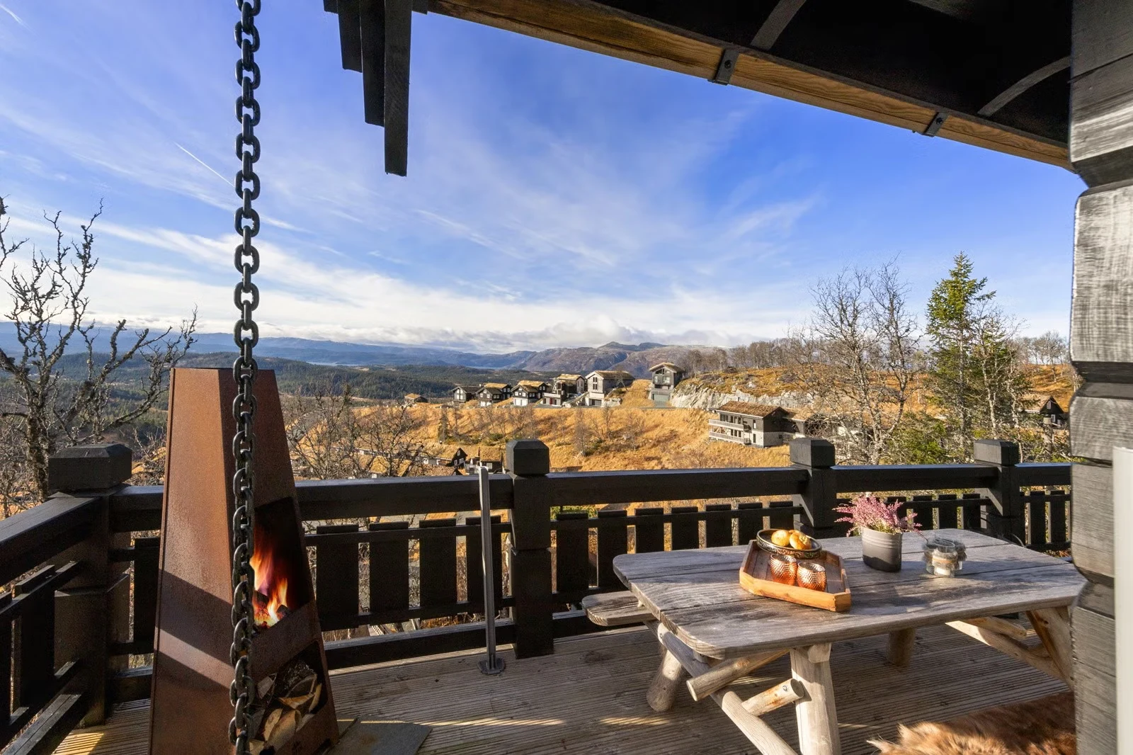 Terrace with fire and open mountain view at Sprudlebu