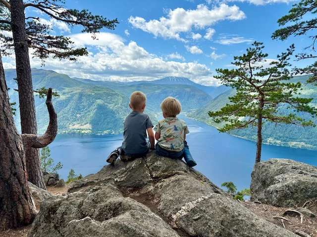 Children looking toward Gausta from Gjuvsjå